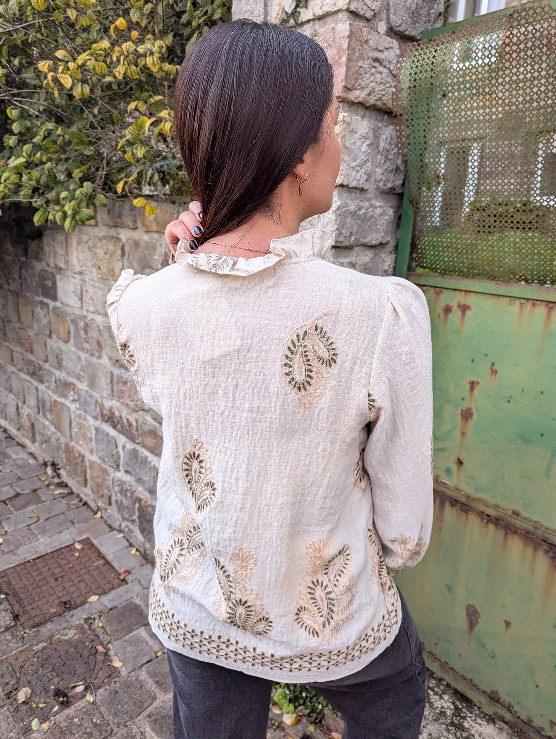 Blouse bohème beige et kaki avec broderies