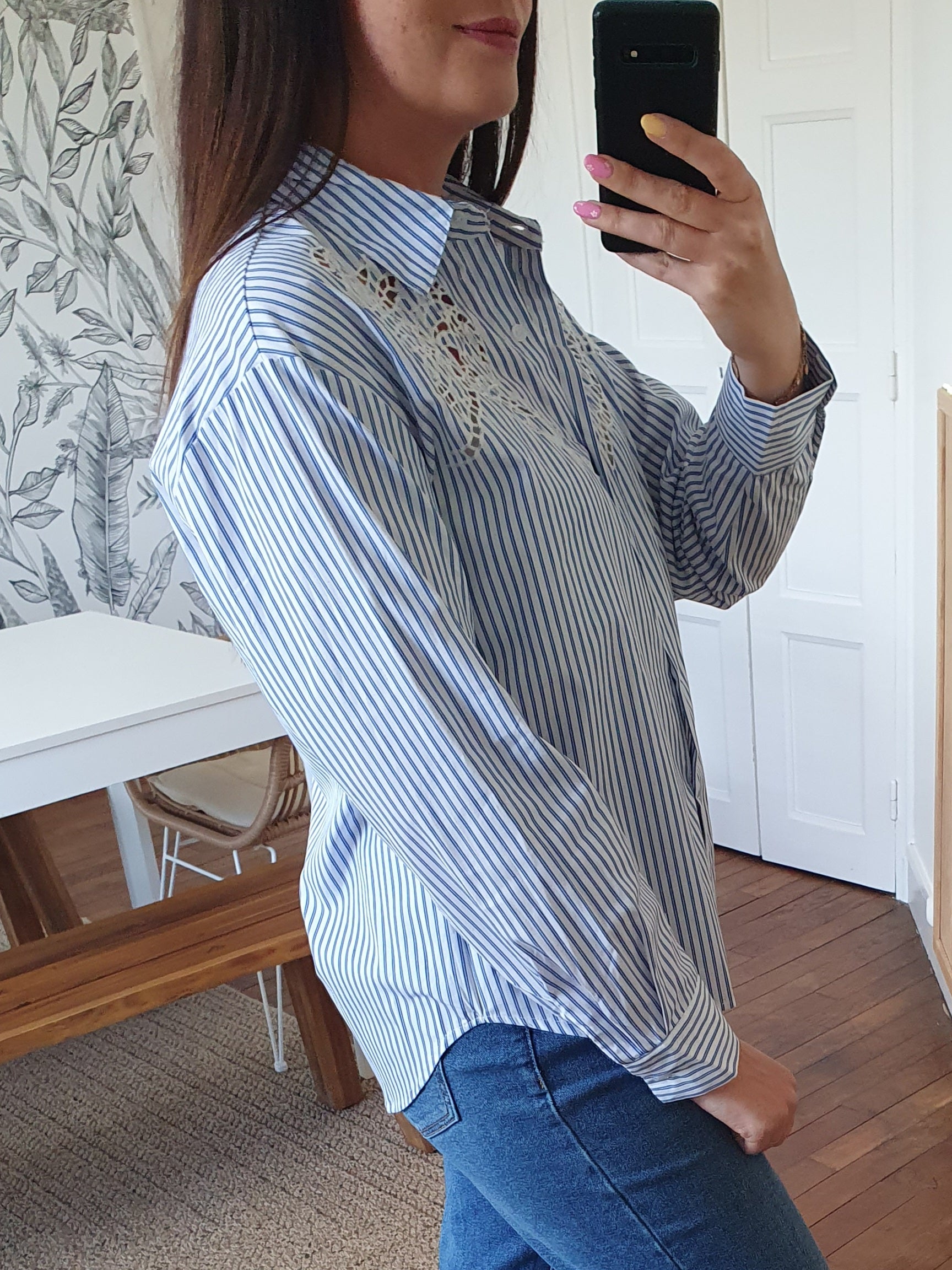 Chemise rayée bleu et blanc avec détails ajourés dentelle