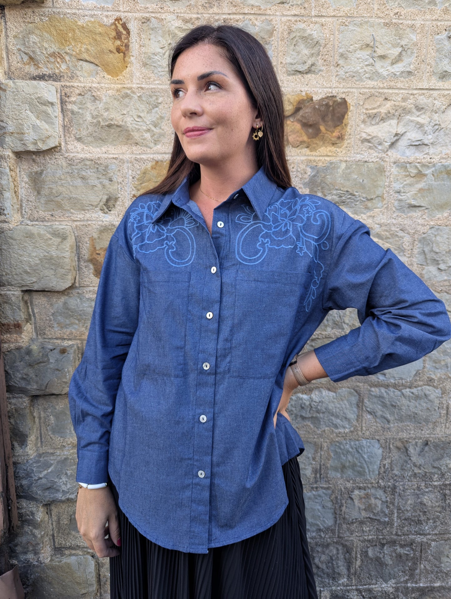 Chemise jean femme avec broderies fleurs devant