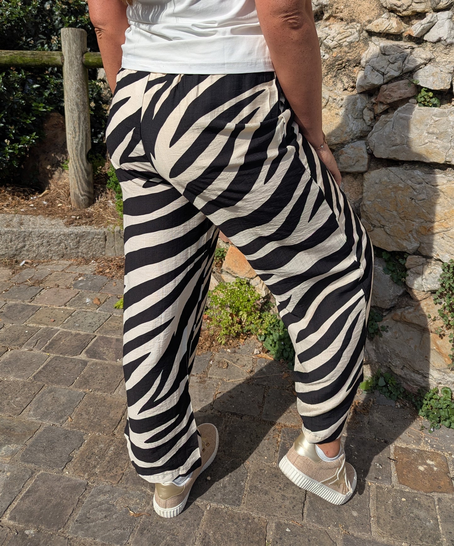 Pantalon larges zèbre noir et beige avec noeud devant
