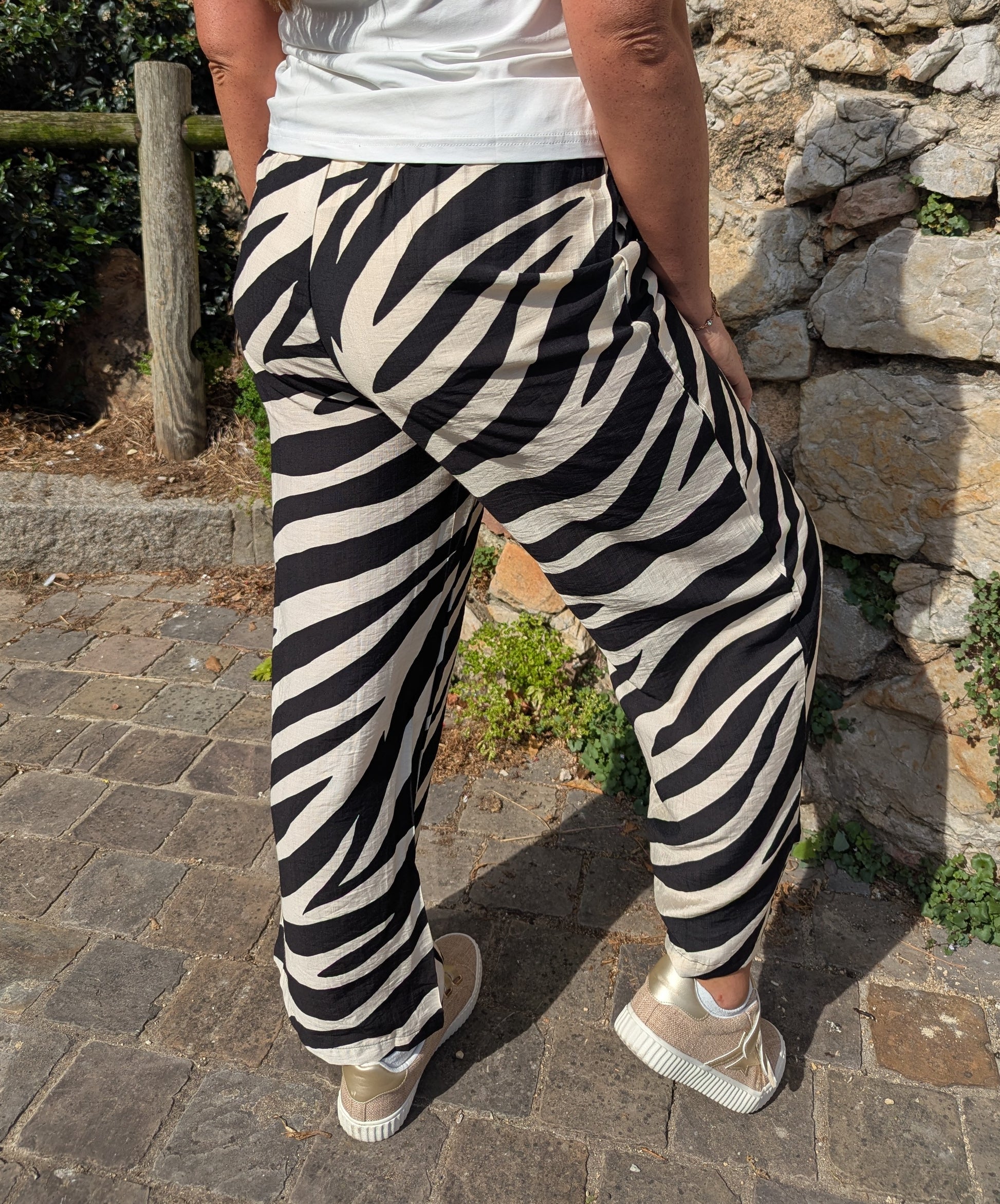 Pantalon larges zèbre noir et beige avec noeud devant