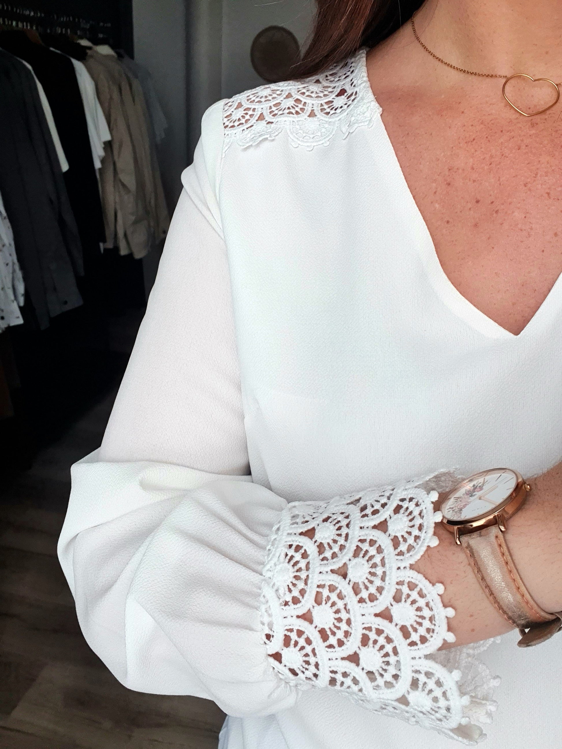 Blouse fluide blanche avec détails dentelle féminin chic