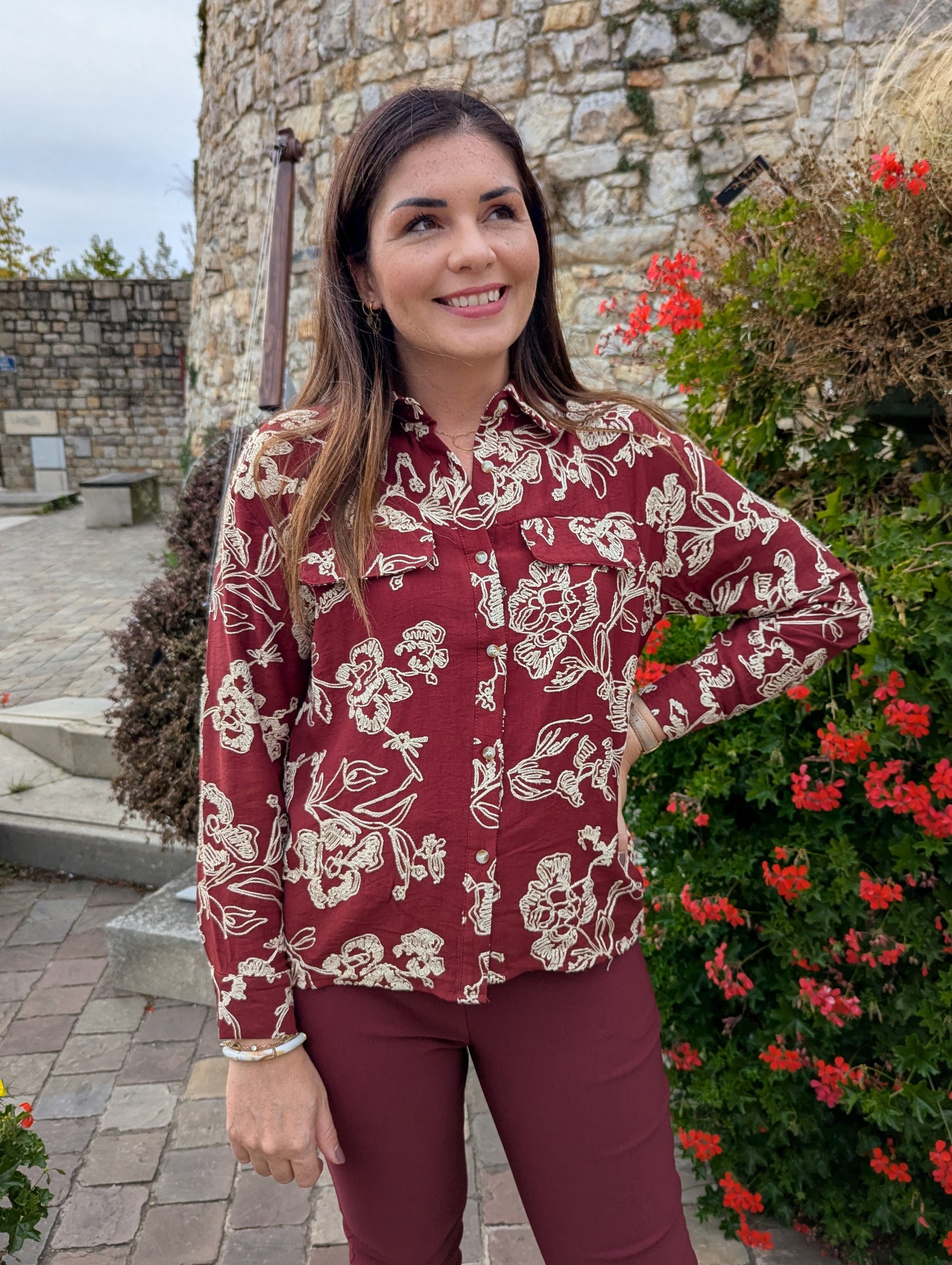 Chemise bordeaux et beige avec broderies fleurs