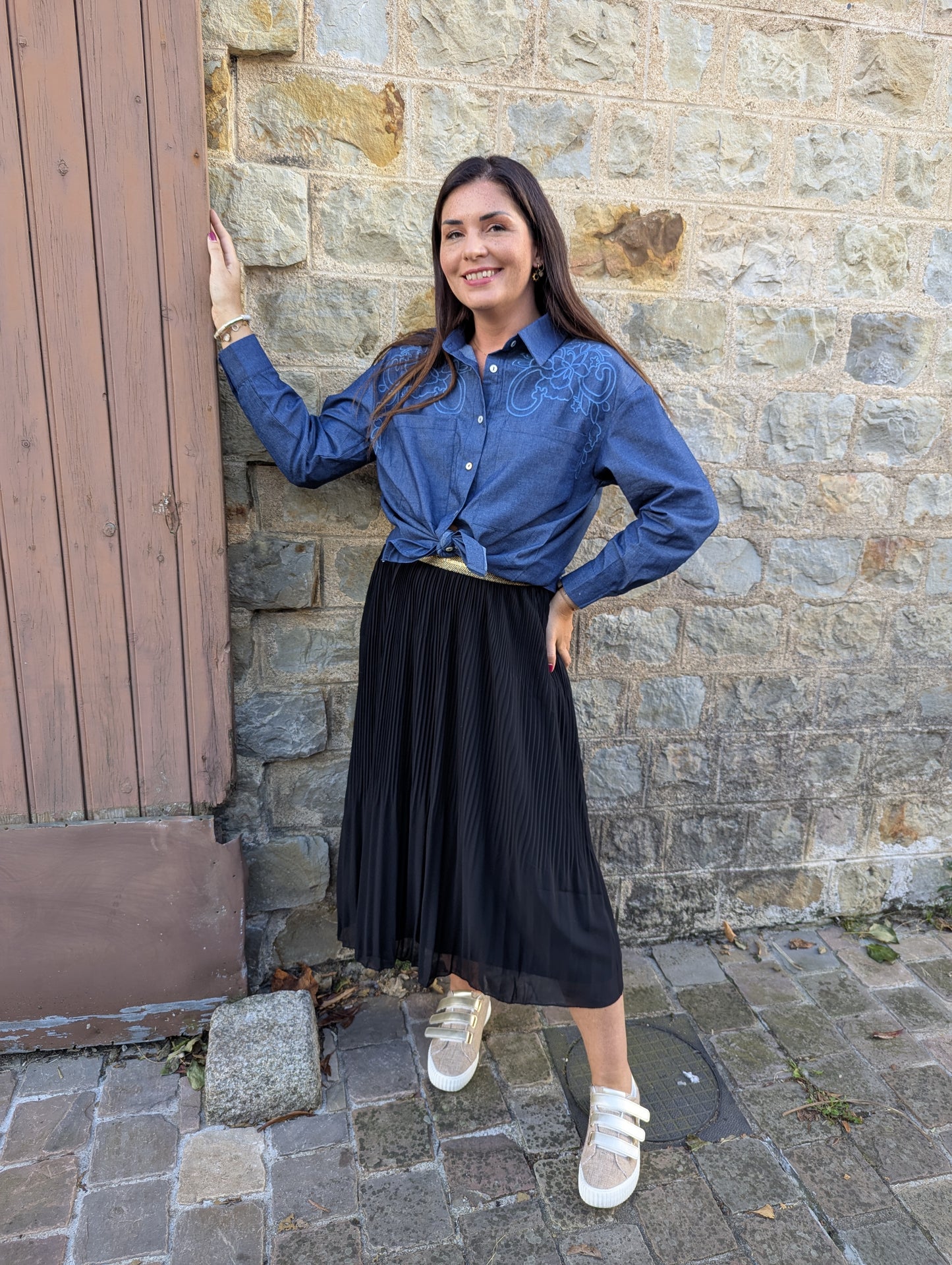 Chemise jean femme avec broderies fleurs devant