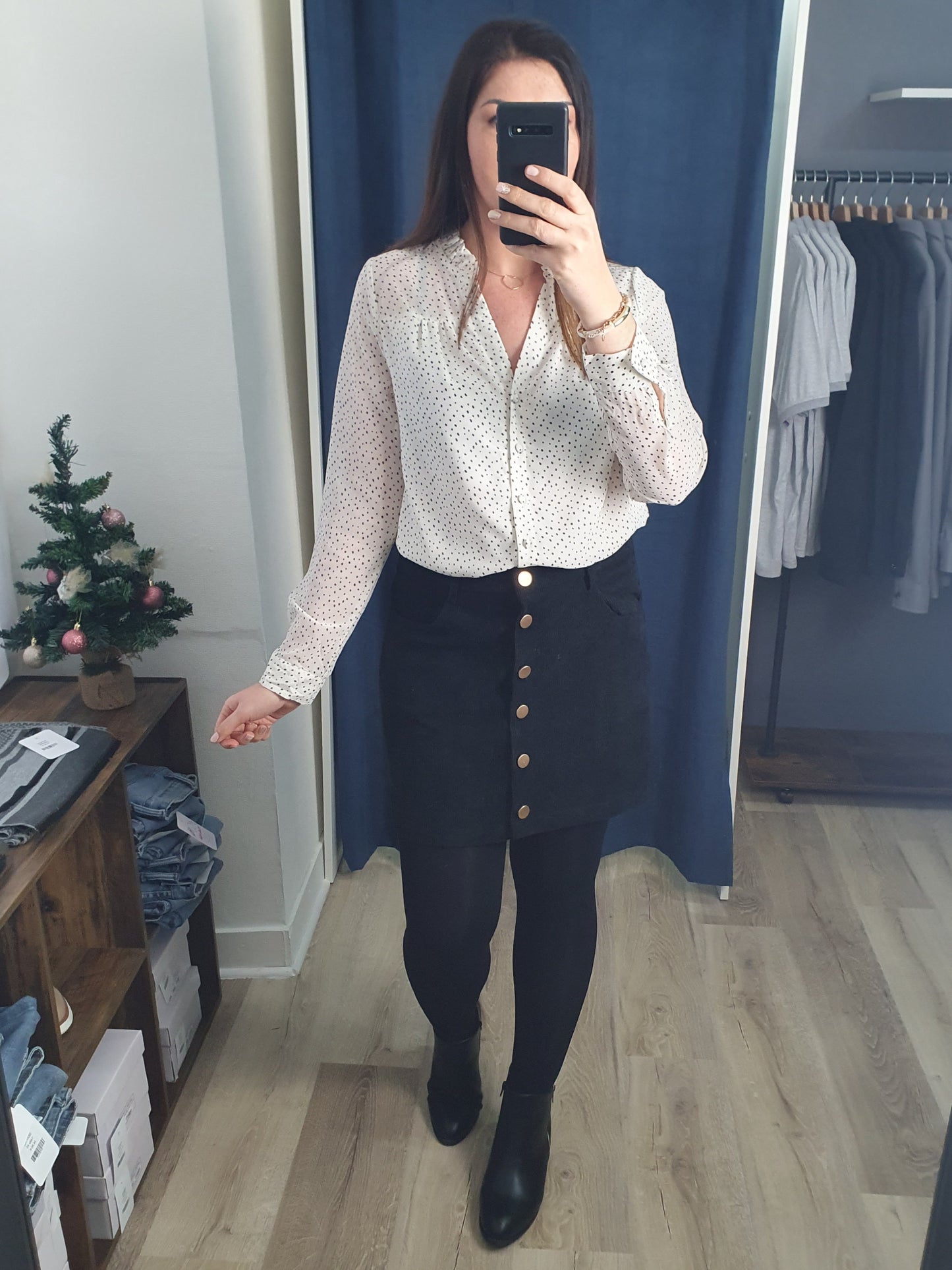 Jupe courte femme noir velours avec boutons dorés devant