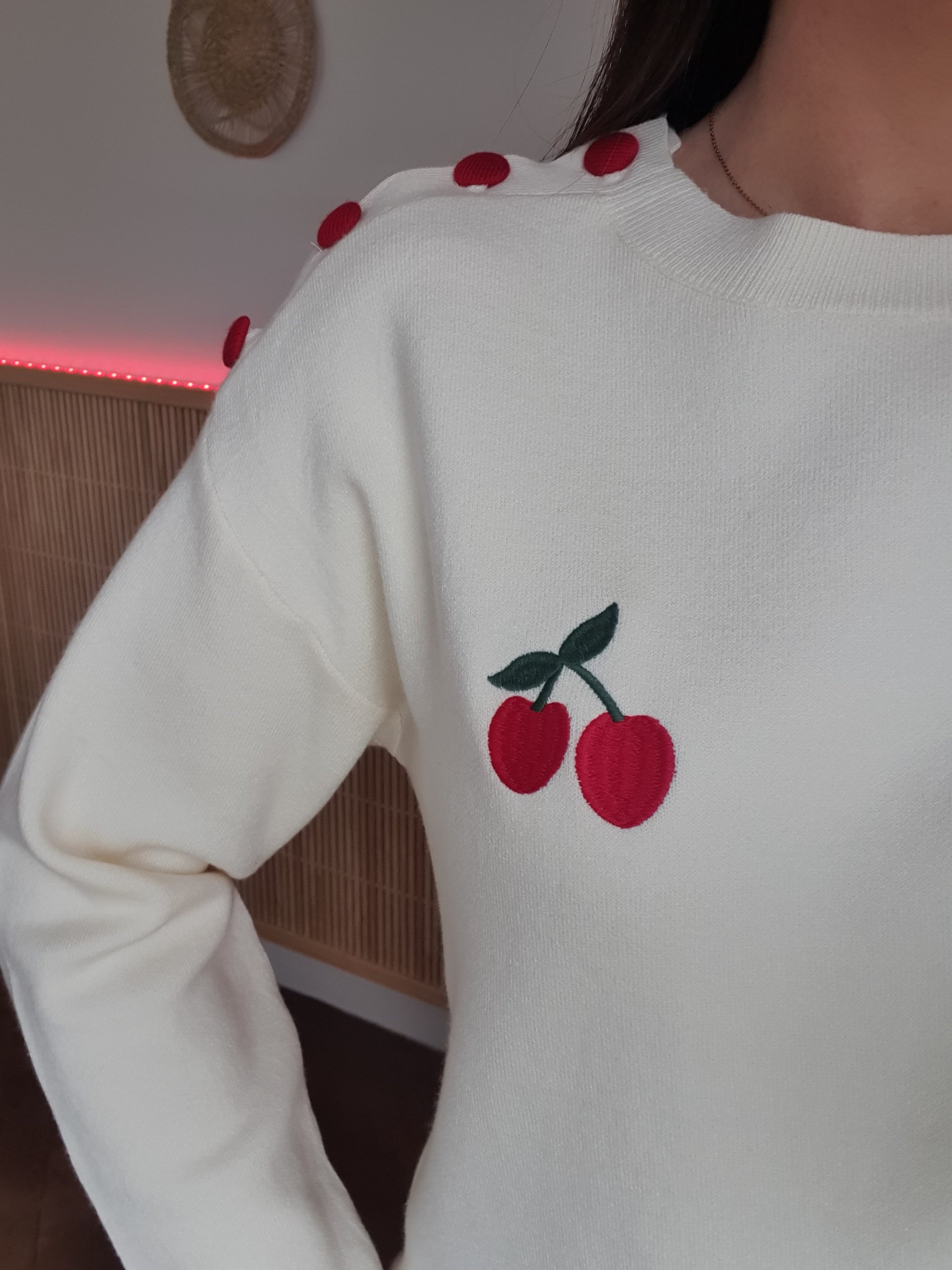 Pull écru col rond avec cerises rouge brodées et boutons