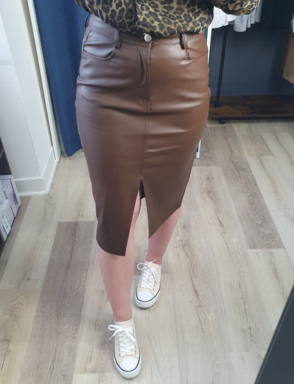 Jupe simili cuir marron chocolat avec fente sur le devant
