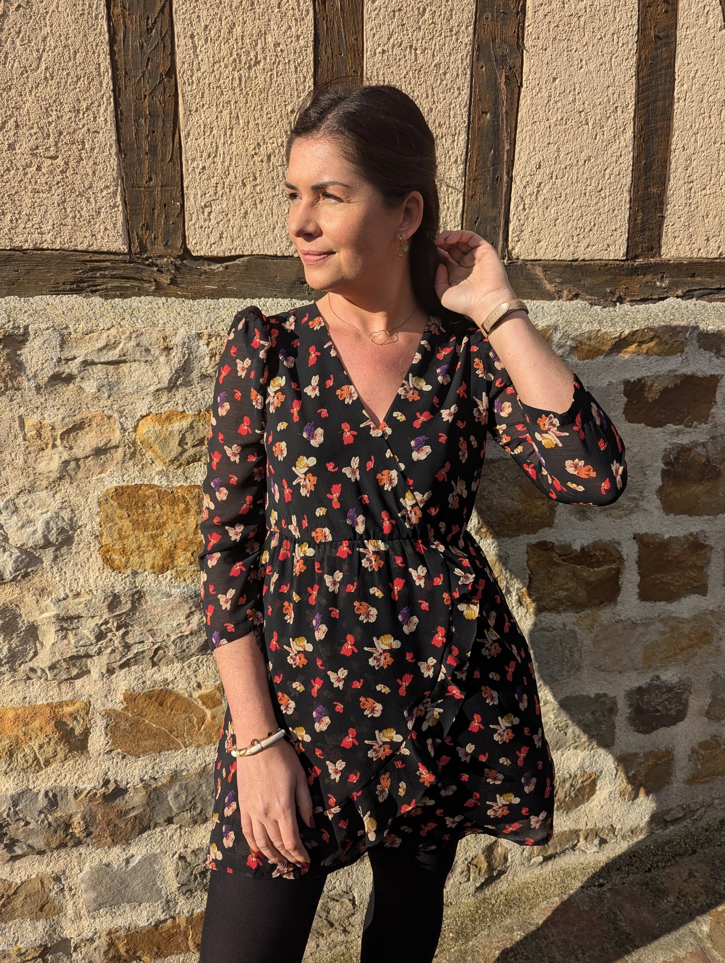 Robe fleurie noir rouge beige effet cache-coeur femme