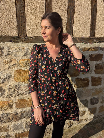 Robe fleurie noir rouge beige effet cache-coeur femme