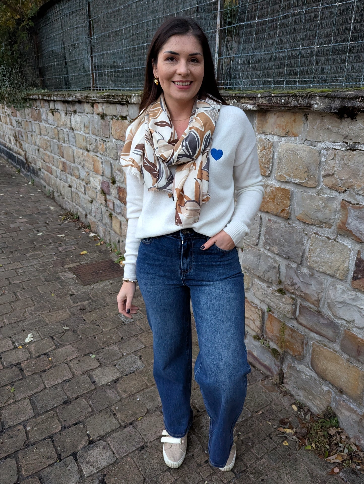 Pull oversize blanc écru avec petit coeur bleu roi