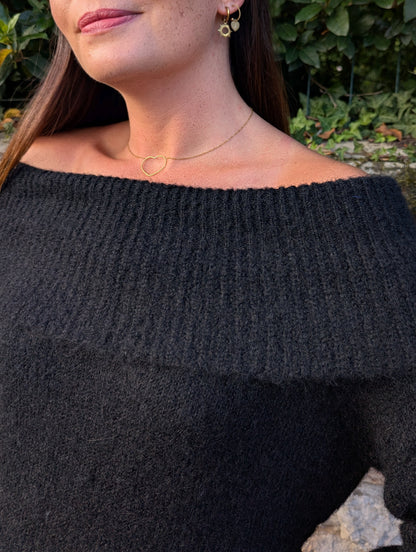 Robe pull noir avec col revers épaules et ceinture