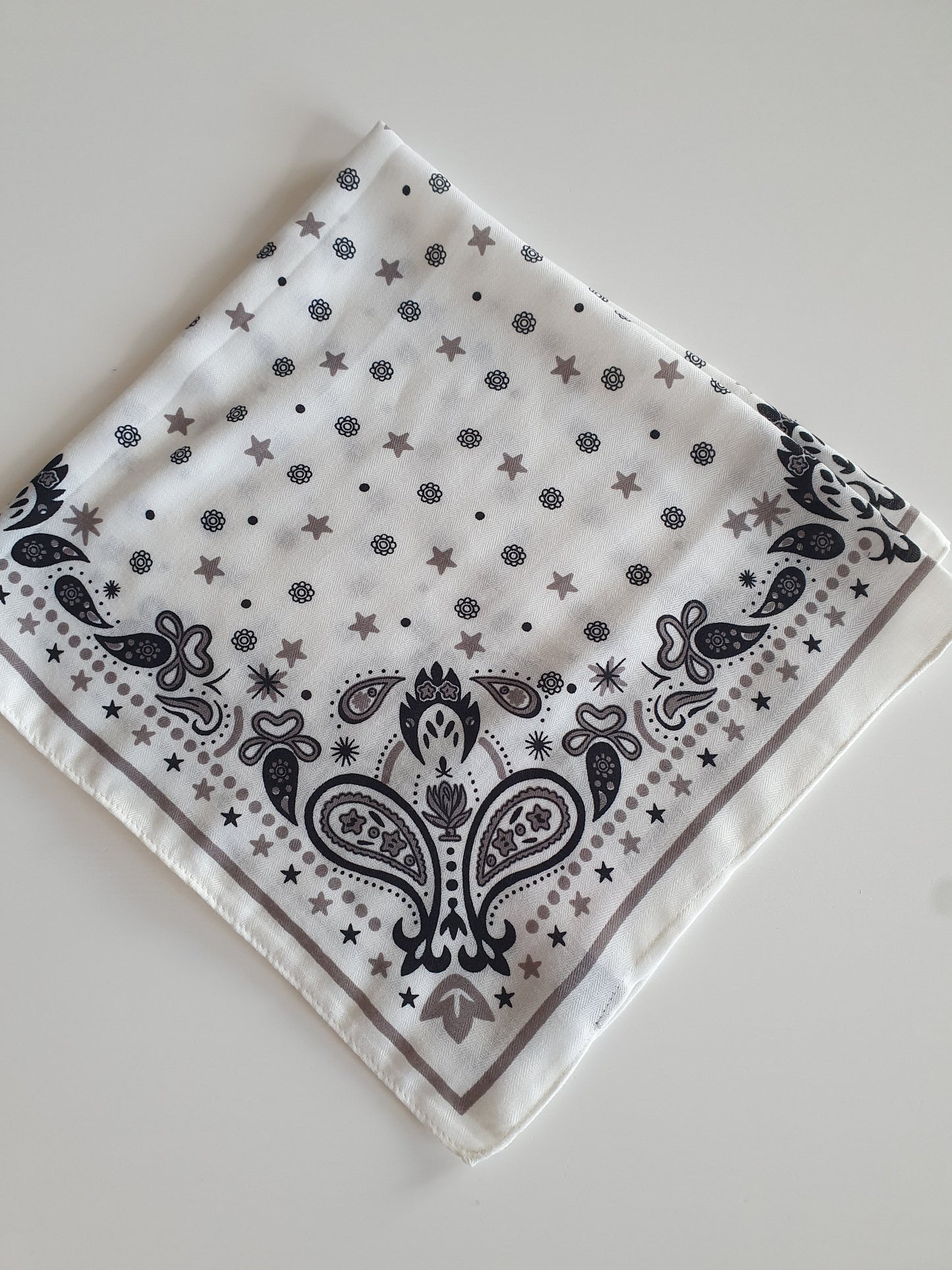 Carré blanc écru viscose satiné bandana motif cachemire
