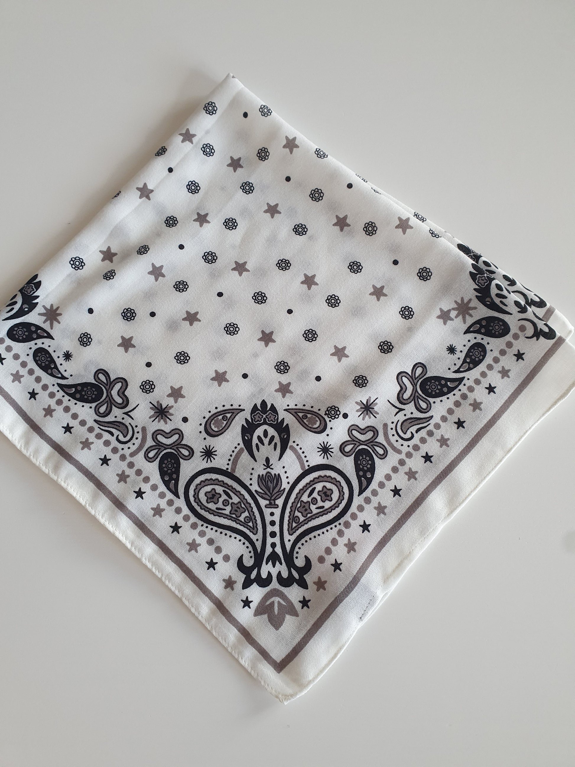Carré blanc écru viscose satiné bandana motif cachemire