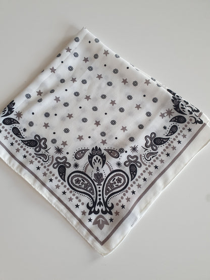 Carré blanc écru viscose satiné bandana motif cachemire