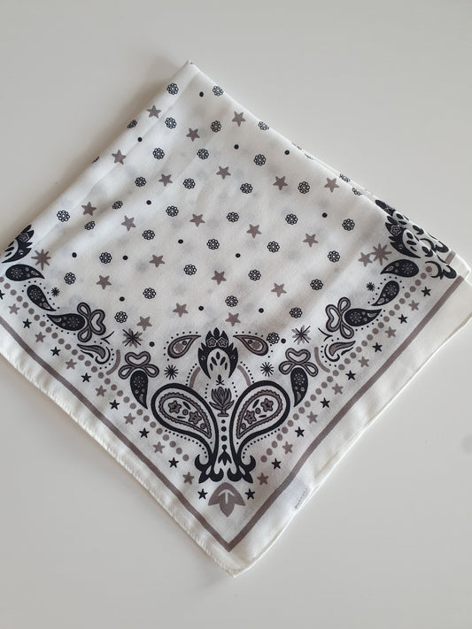 Carré blanc écru viscose satiné bandana motif cachemire