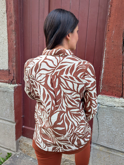 Chemise femme marron et beige motif feuilles zèbre