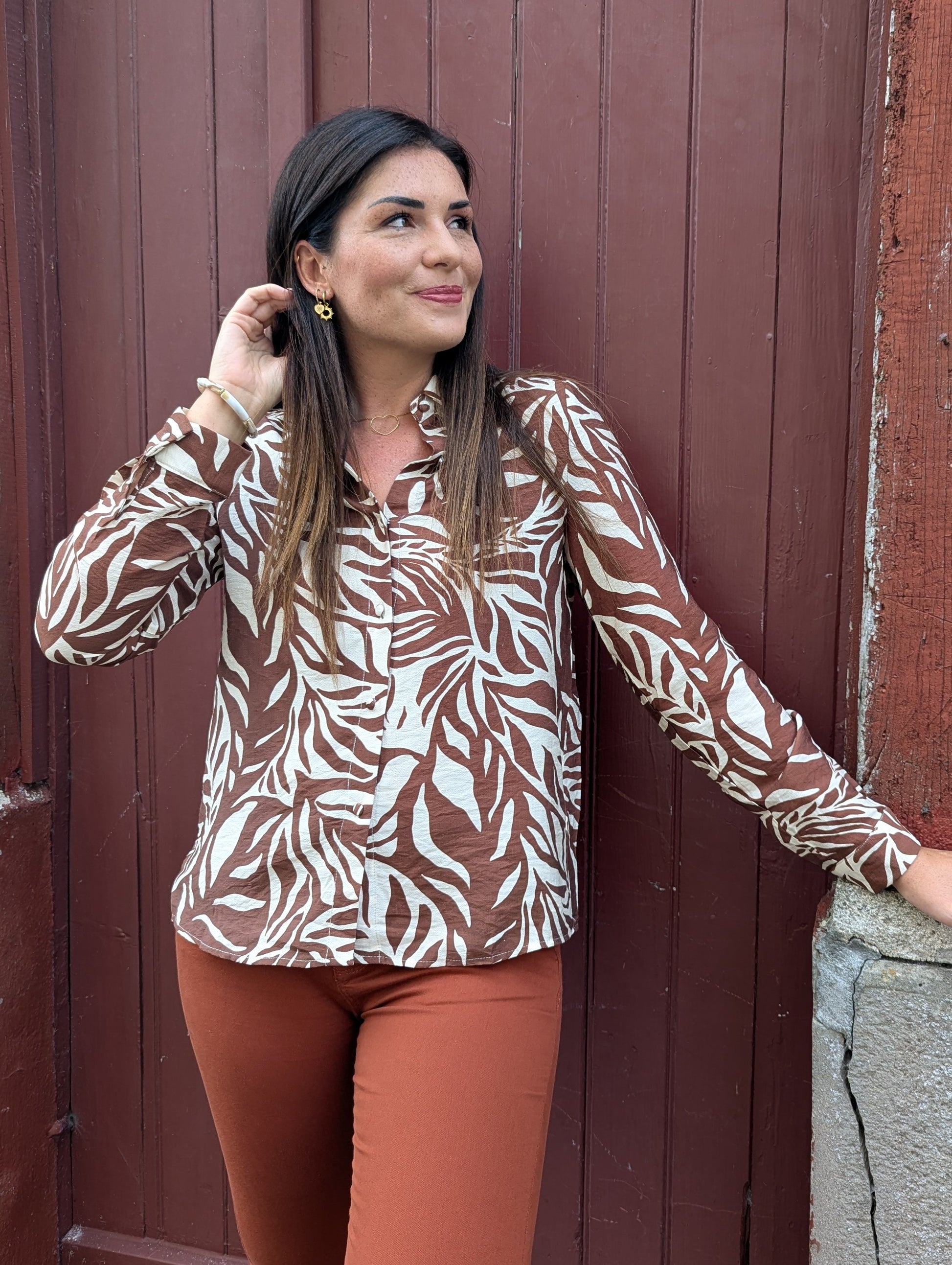 Chemise femme marron et beige motif feuilles zèbre