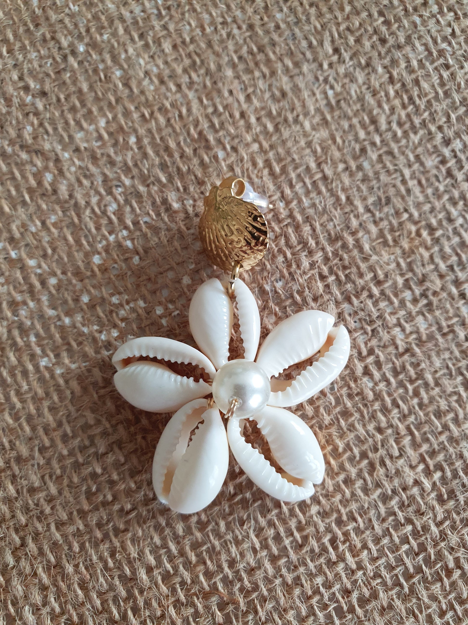 Boucles d'oreilles fleur en coquillages et perle pour femme
