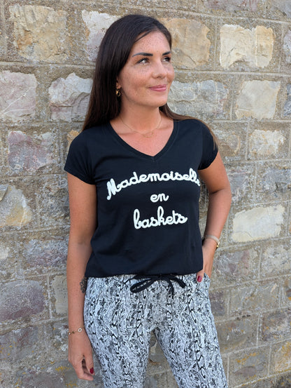 T-shirt mademoiselle en baskets noir et blanc