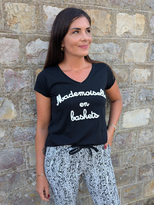 T-shirt mademoiselle en baskets noir et blanc