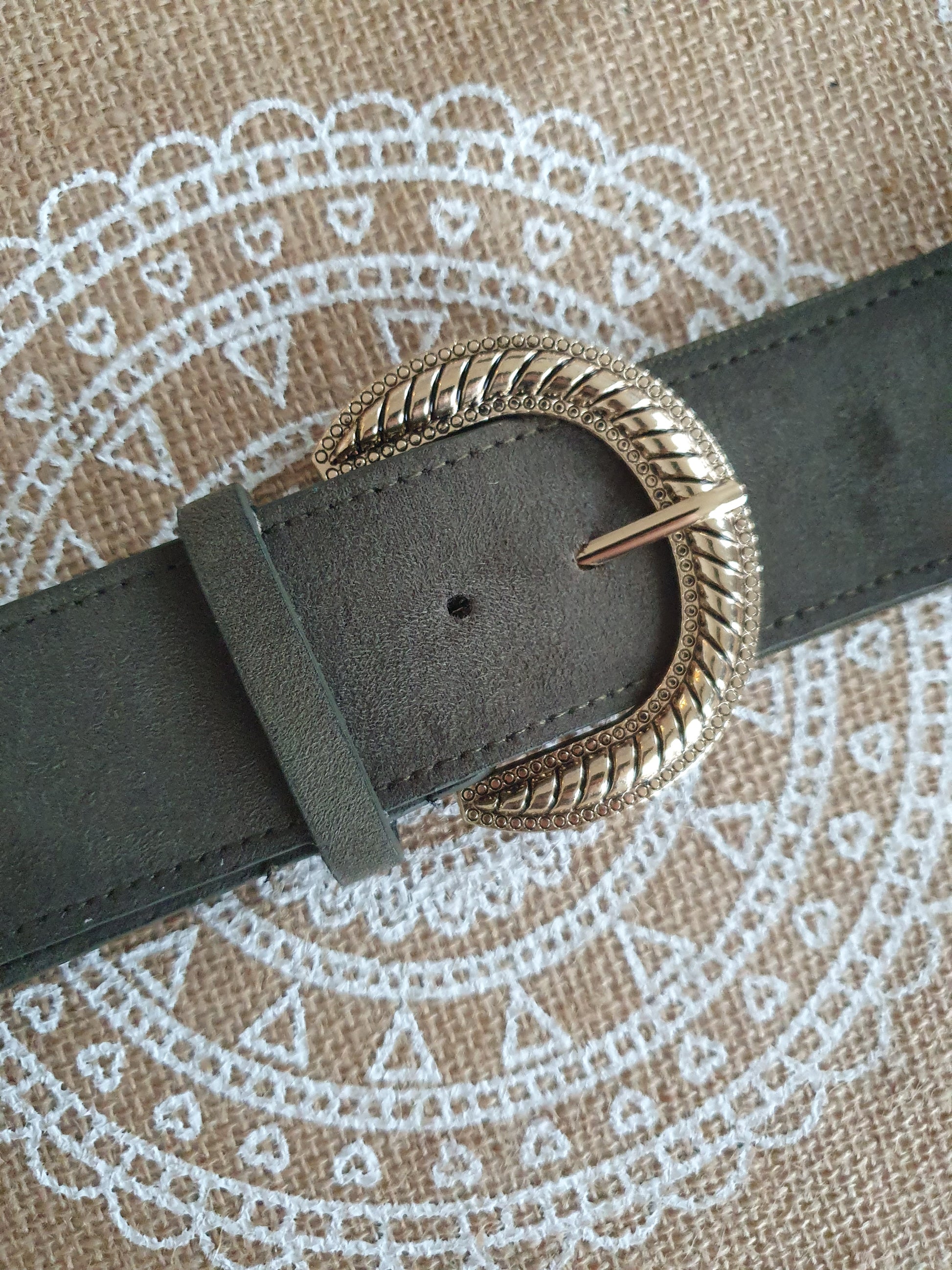 Ceinture élastique kaki avec boucle dorée devant suédine