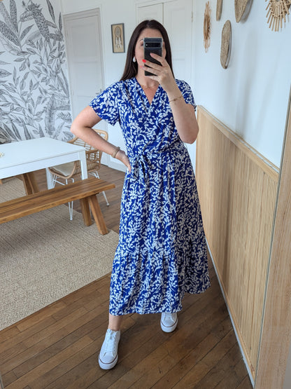 Robe longue fleurie bleu roi et blanc cache-cœur et ceinture