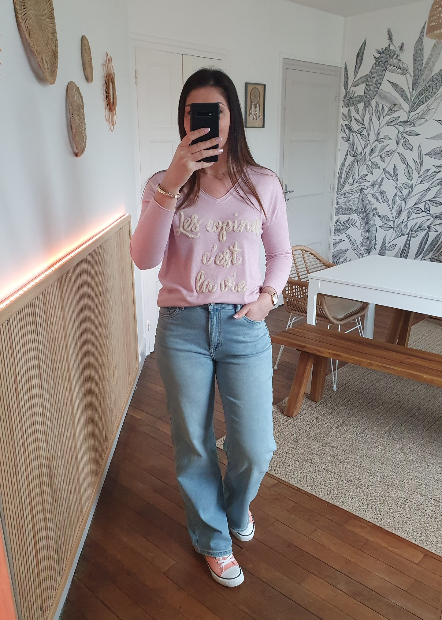 Pull fin col en V les copines c'est la vie couleur rose
