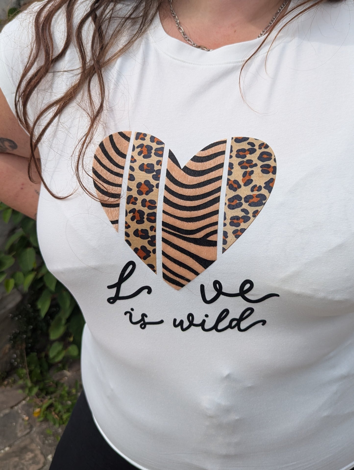T-shirt LOVE IS WILD