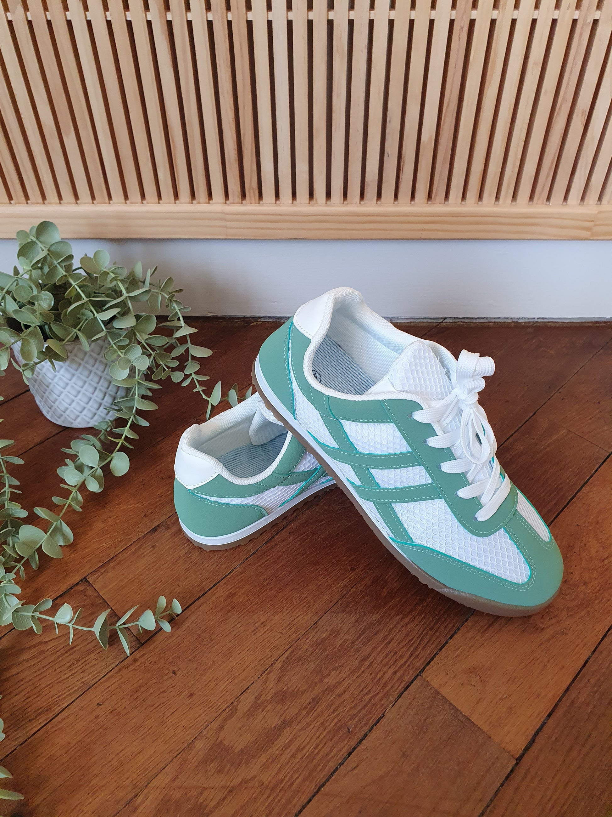 Baskets vert d'eau et blanc semelle beige style gazelle