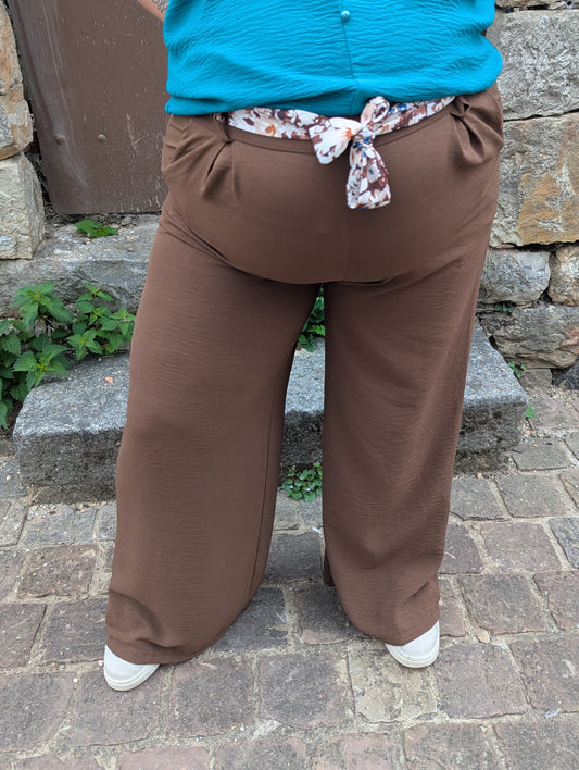 Pantalon fluide marron chocolat avec ceinture fleurie