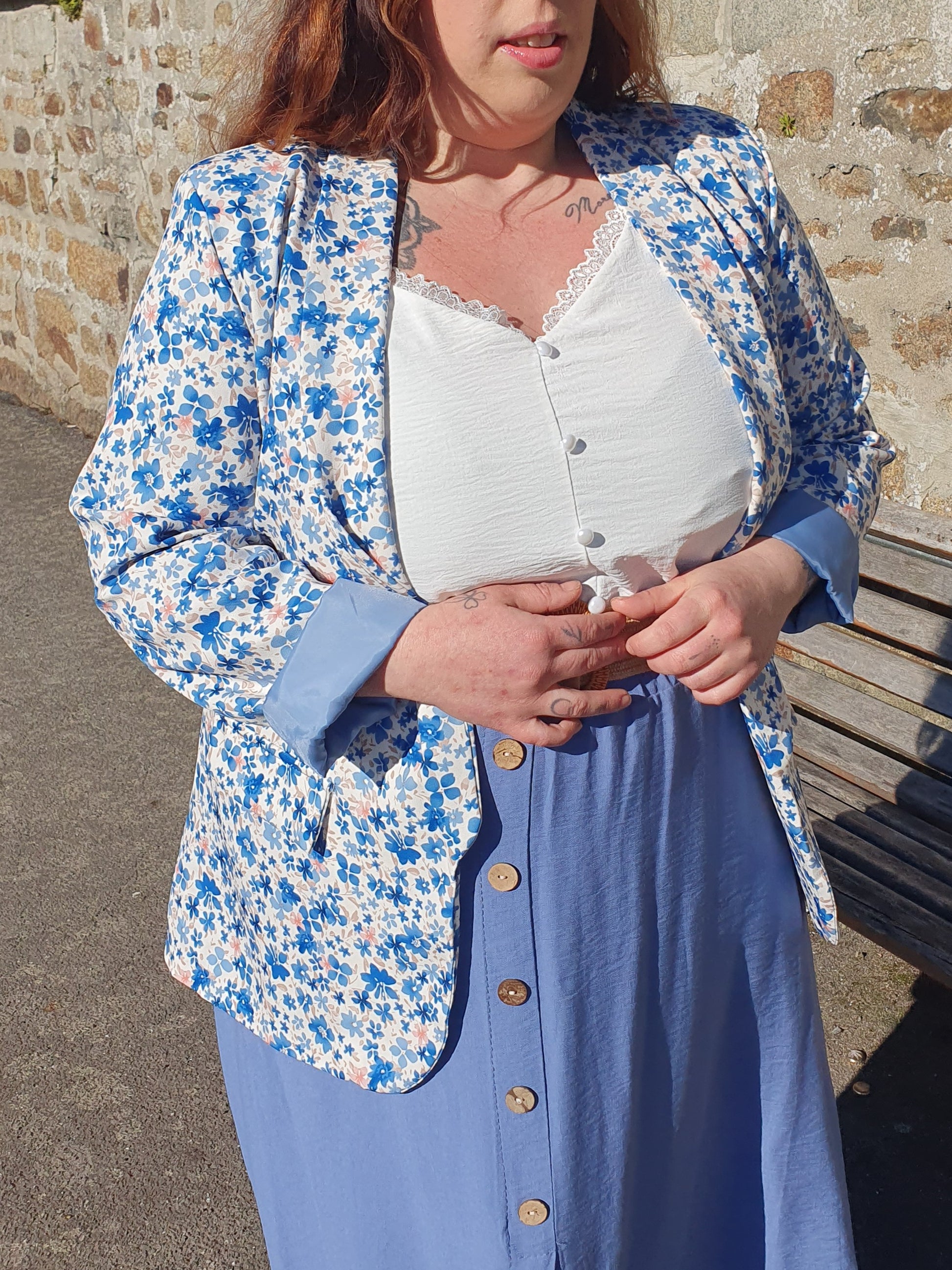 Blazer fluide motif fleuri bleu et blanc grande taille curvy