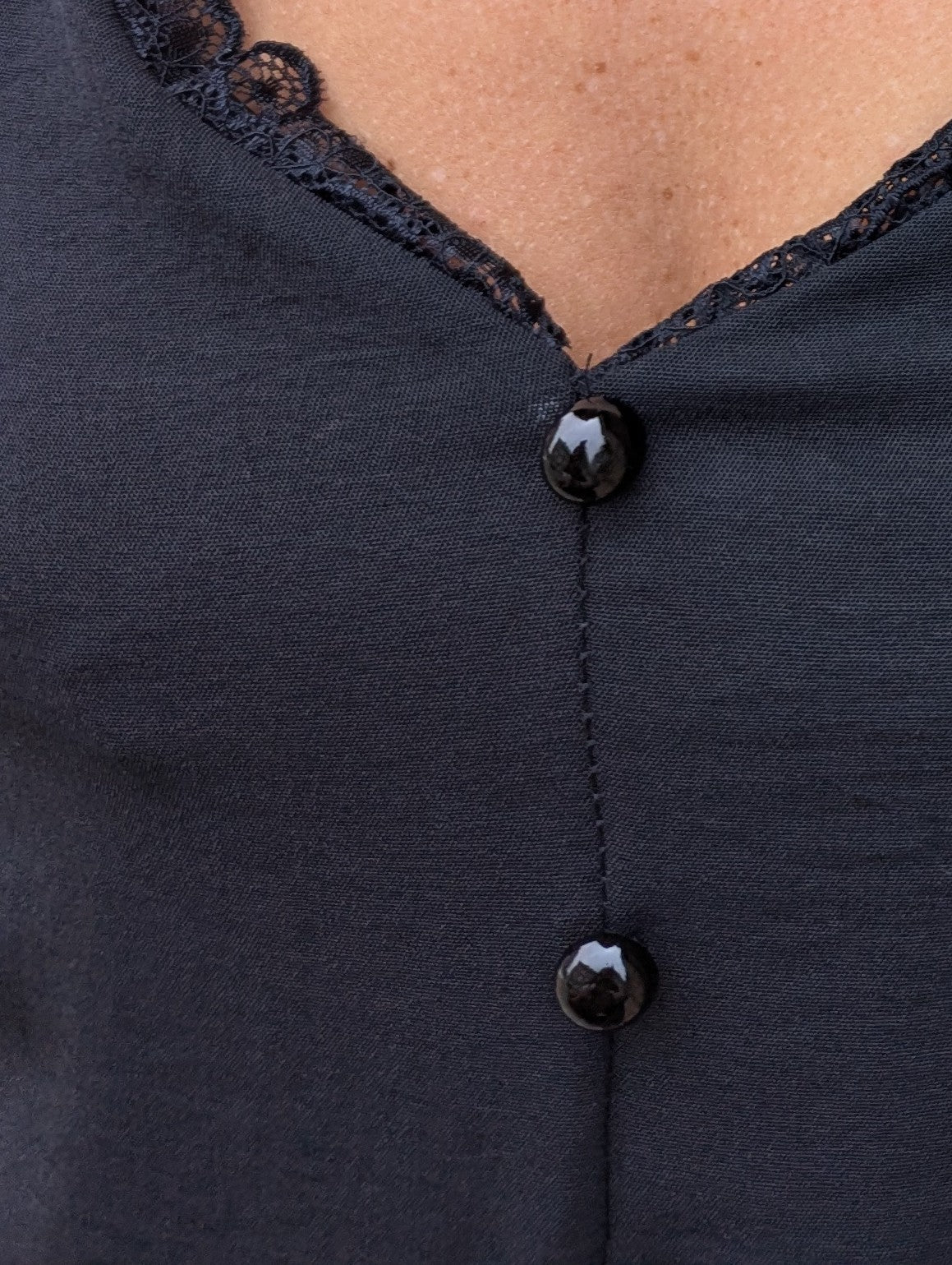 Top débardeur fluide noir avec boutons devant