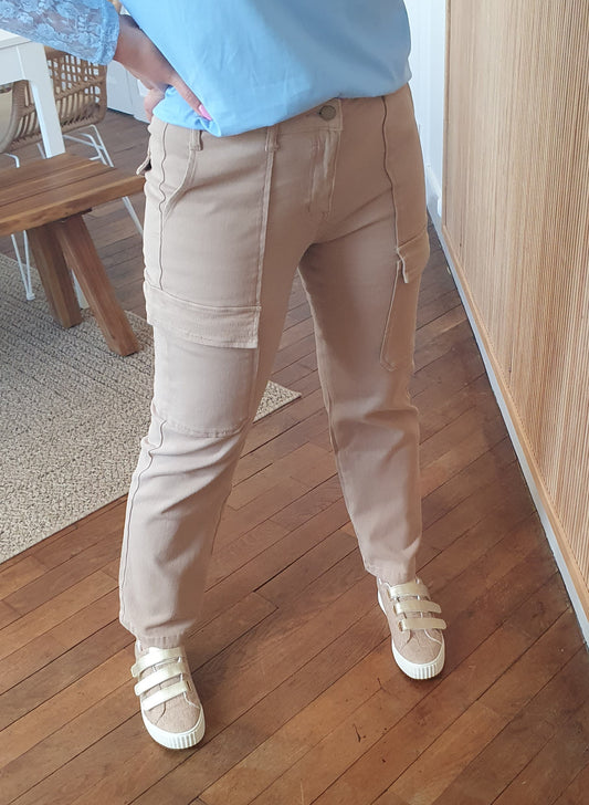 Pantalon beige coupe cargo avec poches tendance pour femme