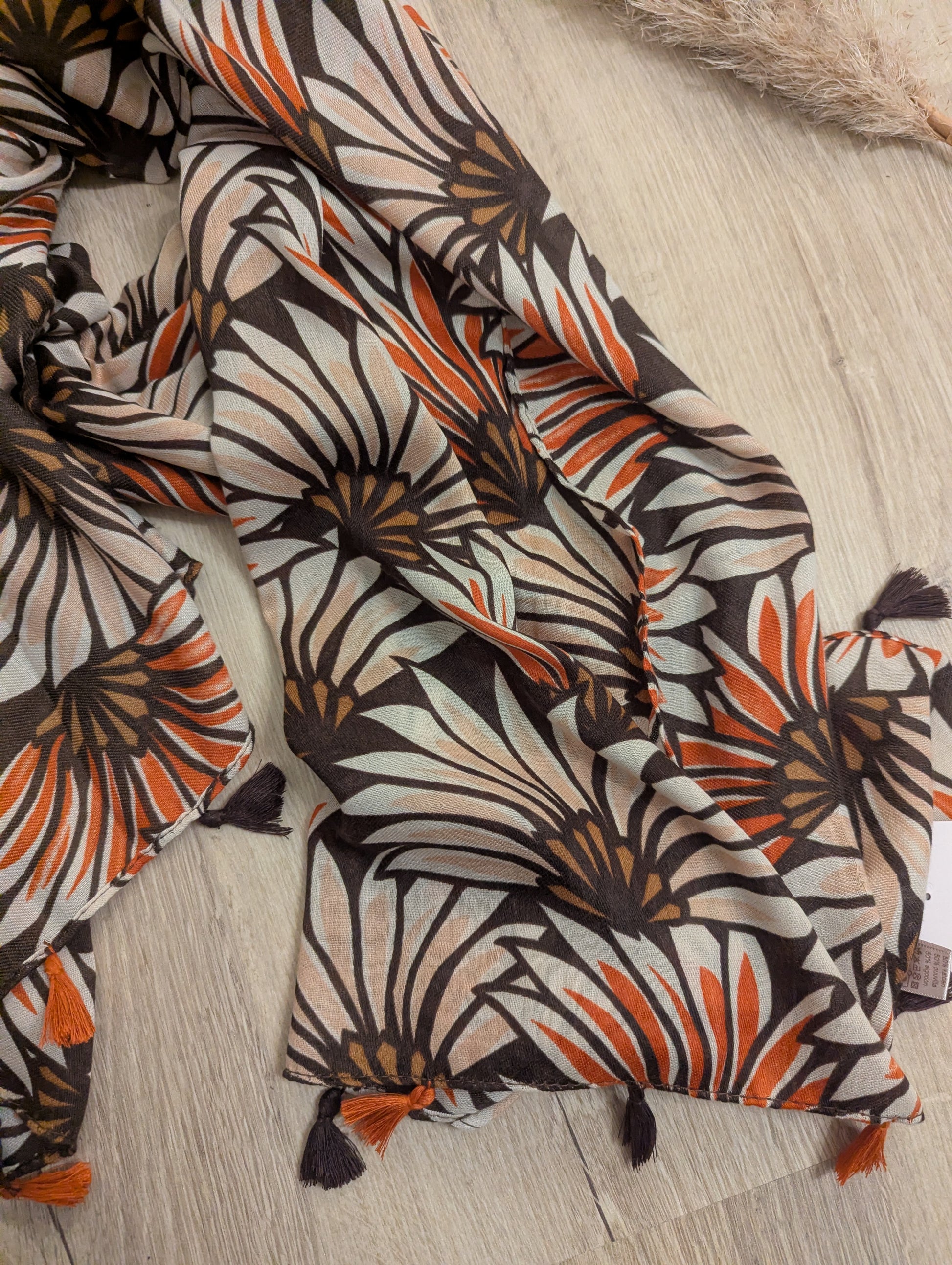 Foulard feuilles papyrus terracotta chocolat avec pompons