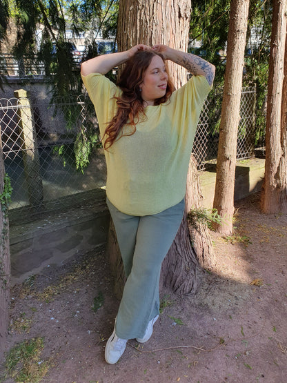 Pull ajouré jaune avec ruban au dos manches chauve souris