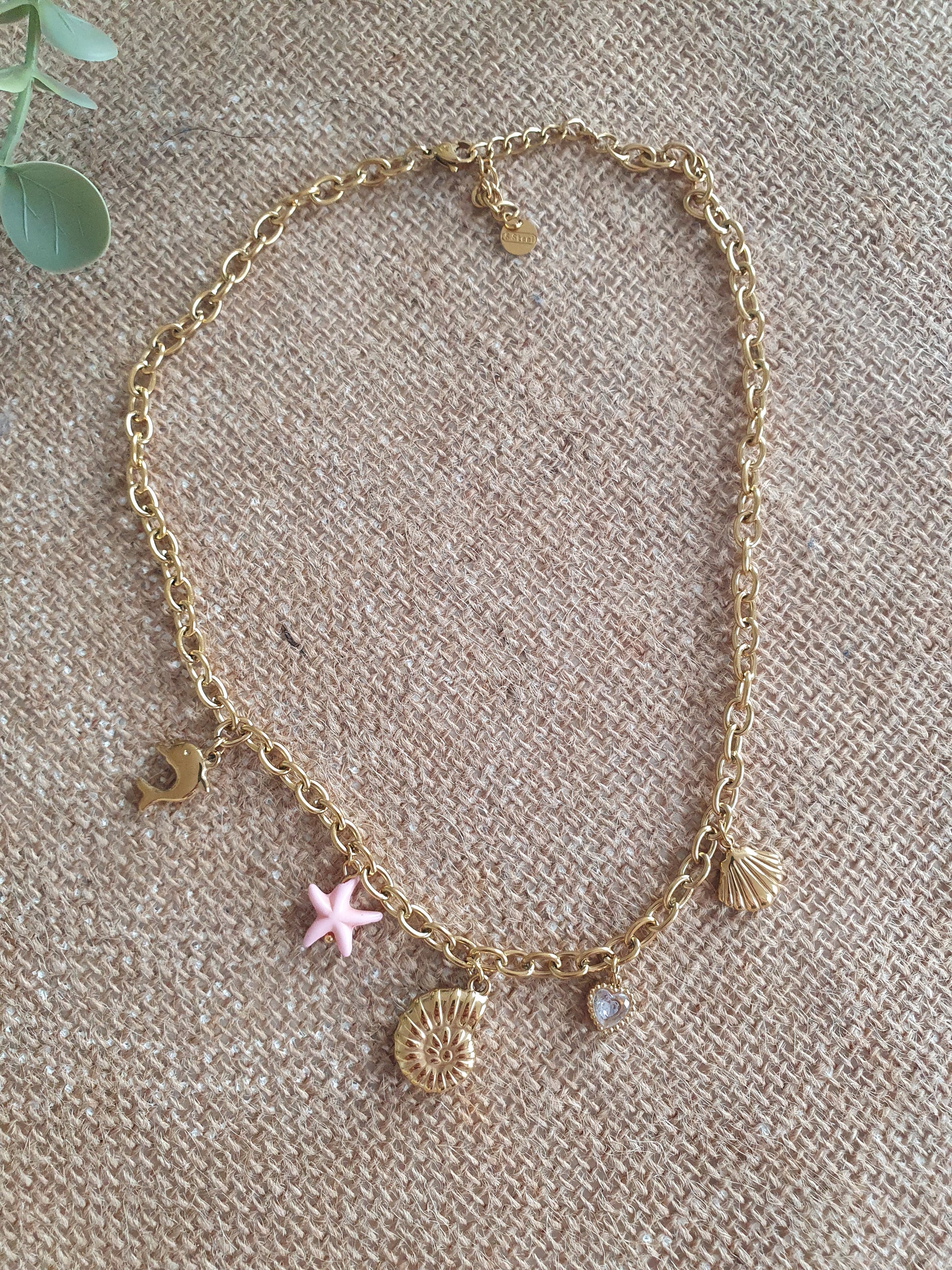Collier doré avec breloques charms coquillage étoile de mer