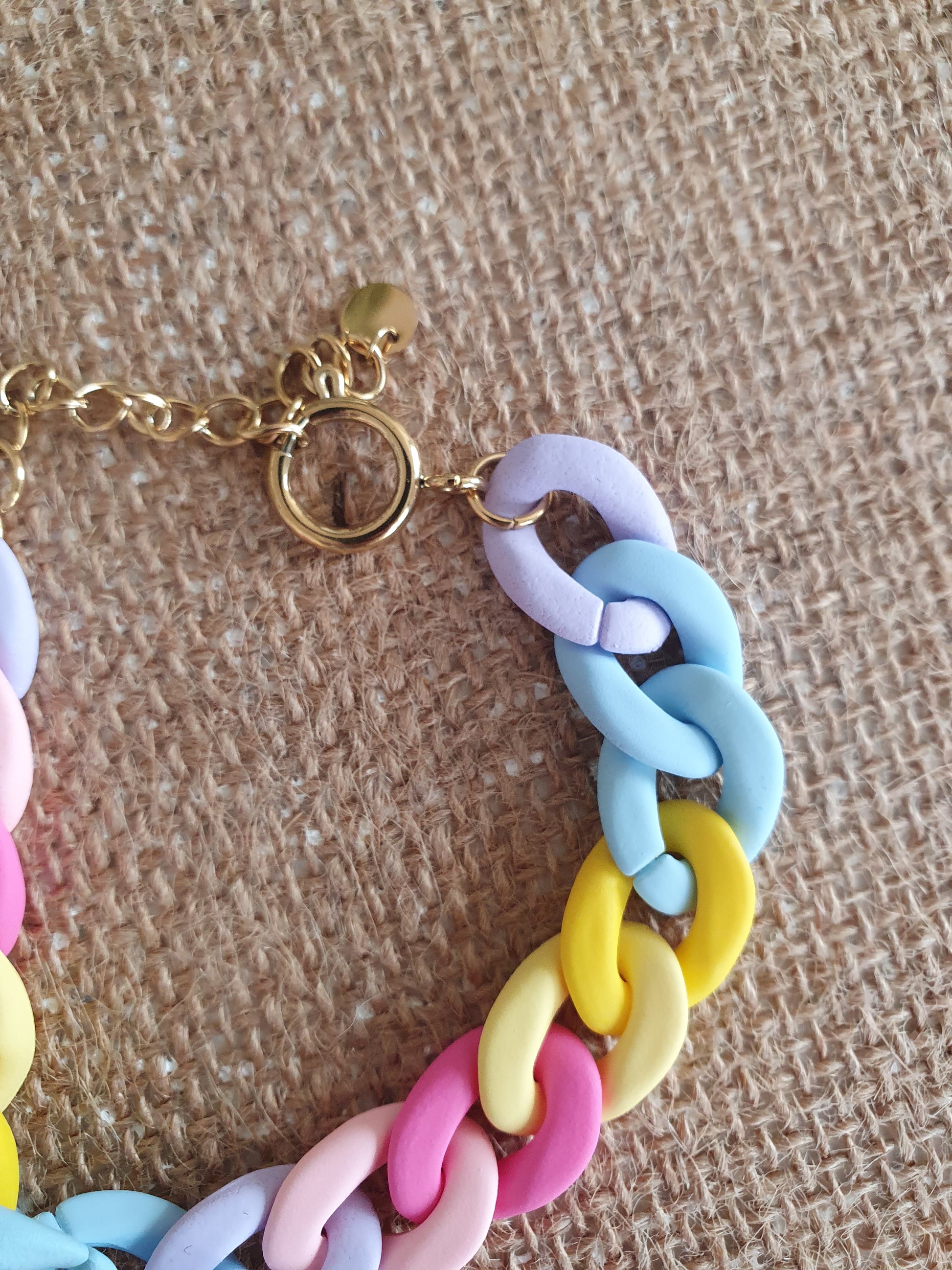 Bracelet mailles en résine multicolore couleur pastel femme