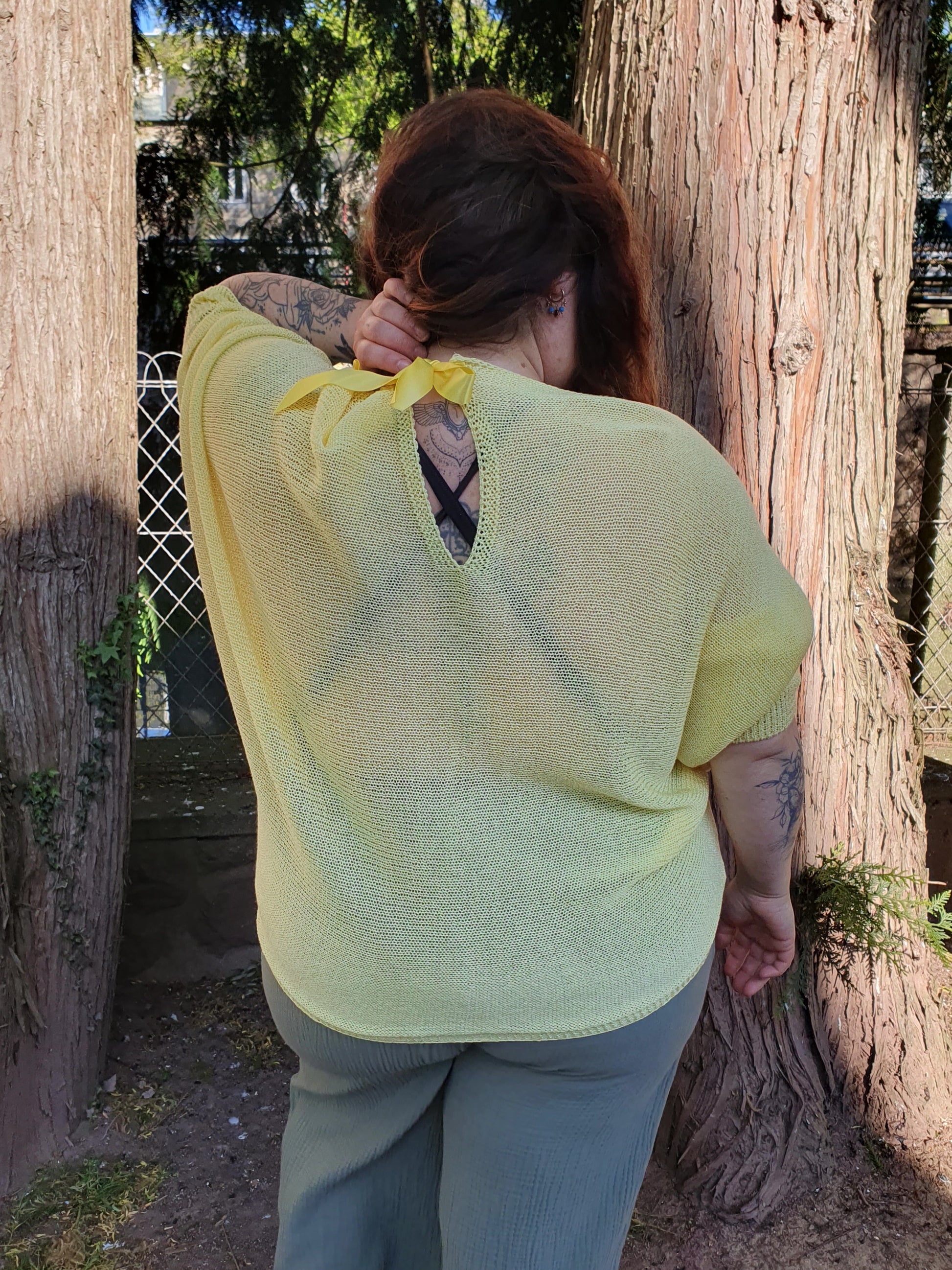 Pull ajouré jaune avec ruban au dos manches chauve souris