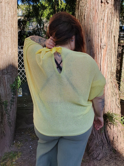 Pull ajouré jaune avec ruban au dos manches chauve souris