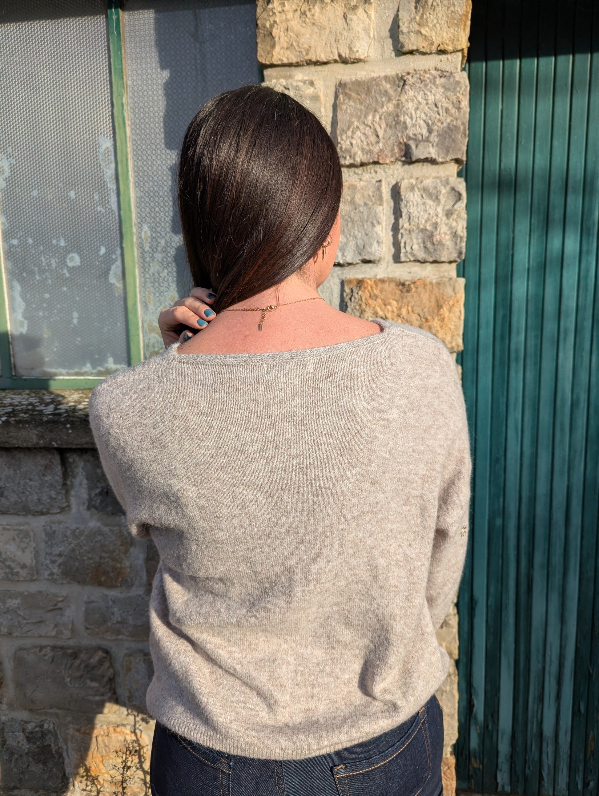 Pull beige taupe soleils col en V femme tout doux