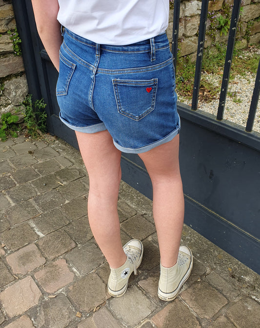 Short en jean fille avec coeur rouge brodé sur poche arrière