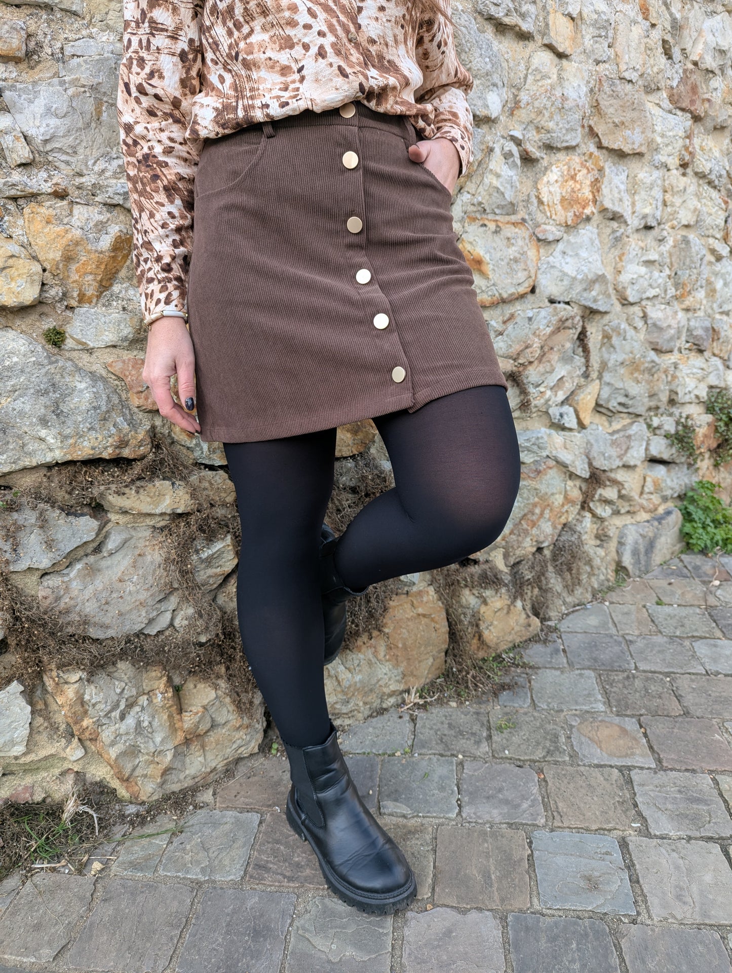 Jupe marron chocolat en velours côtelé avec boutons devant