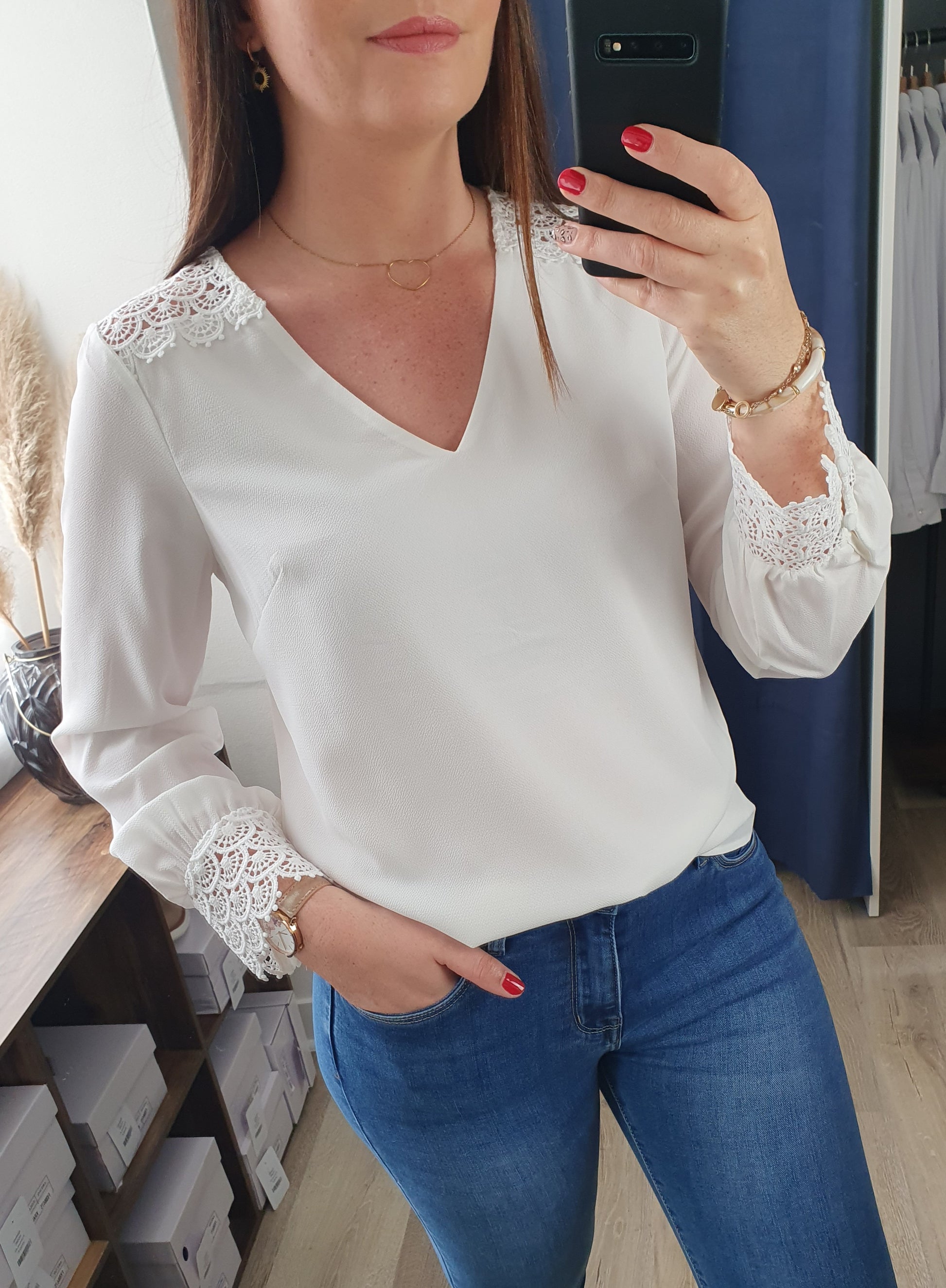 Blouse fluide blanche avec détails dentelle féminin chic