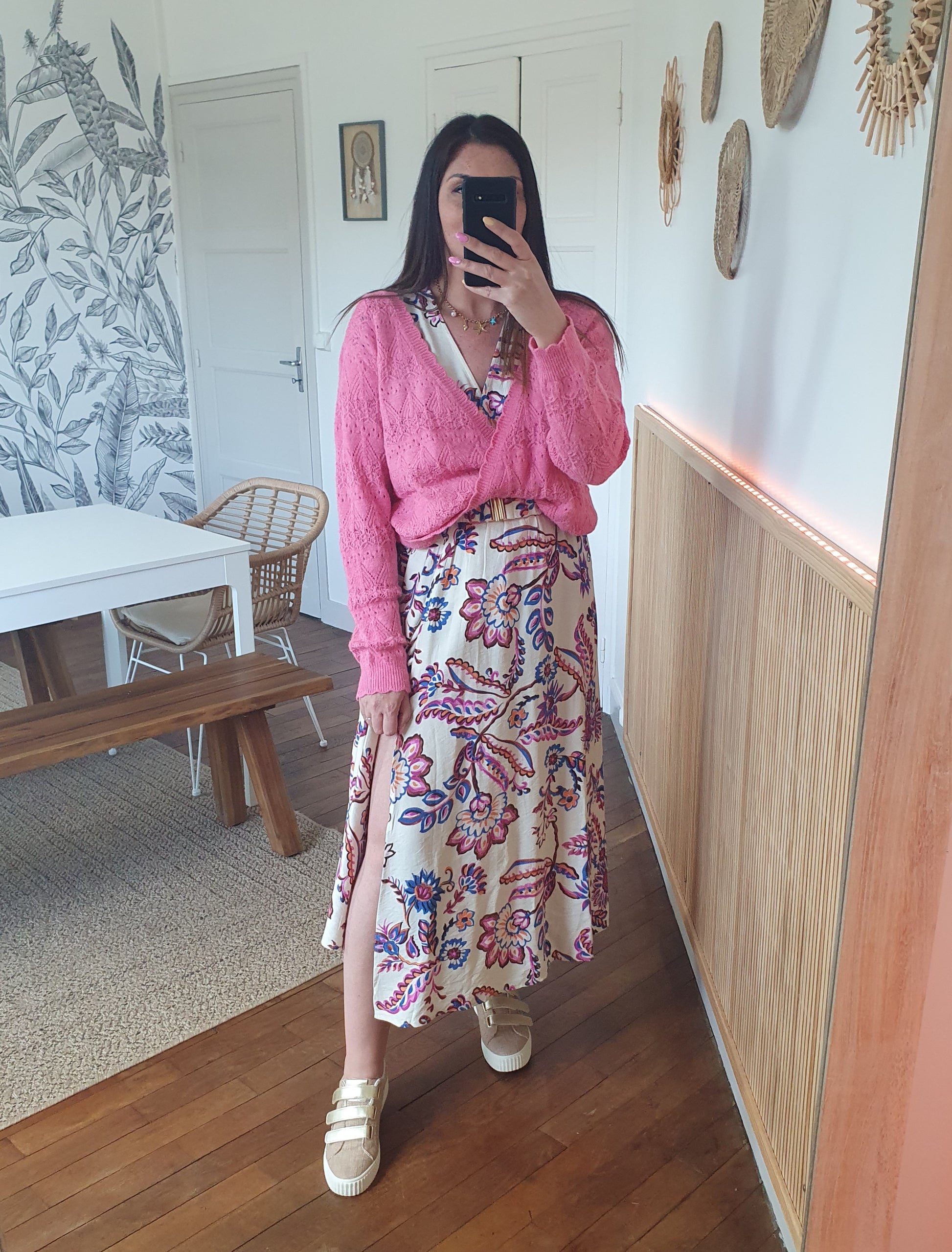 Robe longue fleurie écru rose bleu avec ceinture et fente