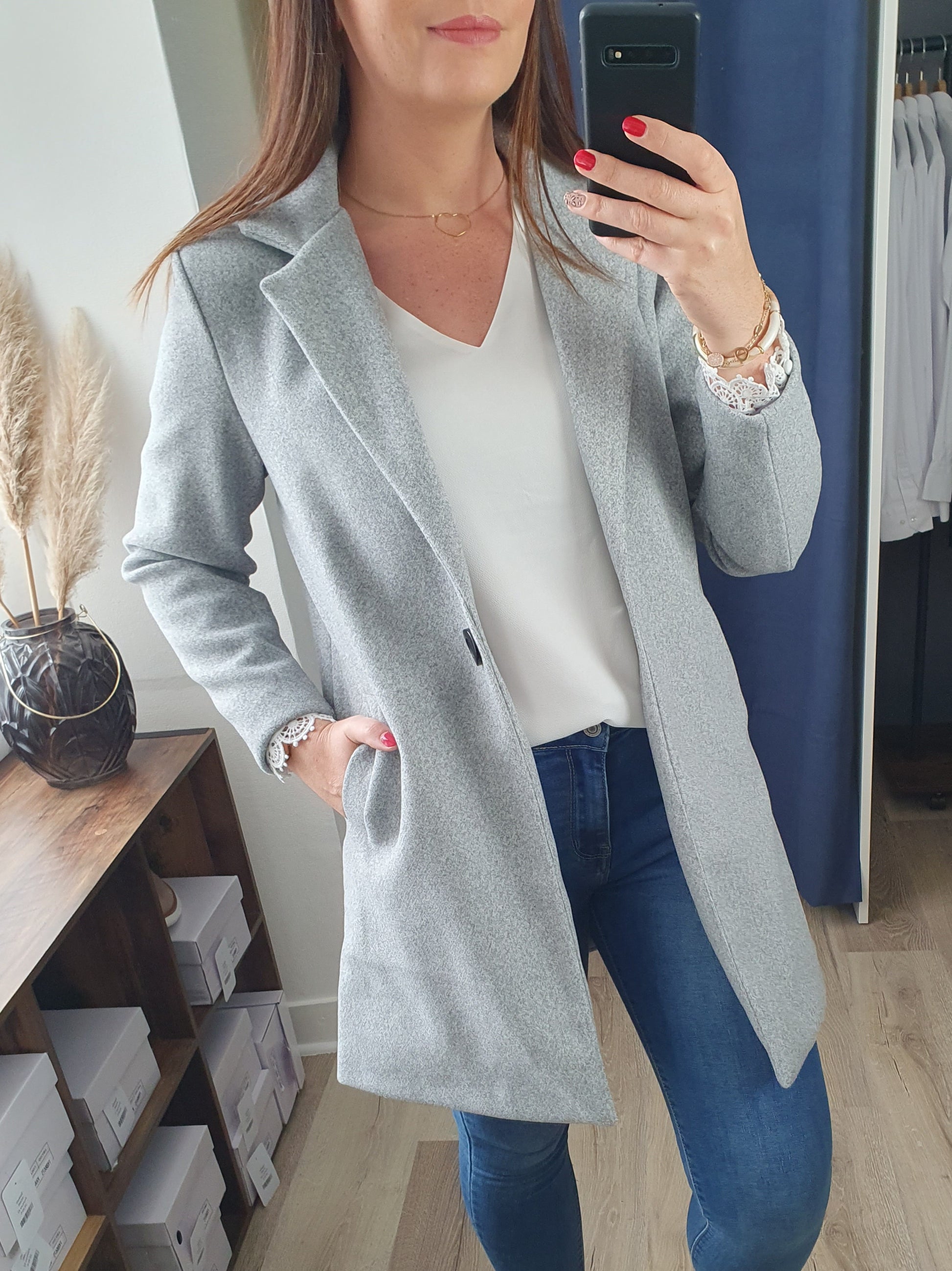 Blouse fluide blanche avec détails dentelle féminin chic