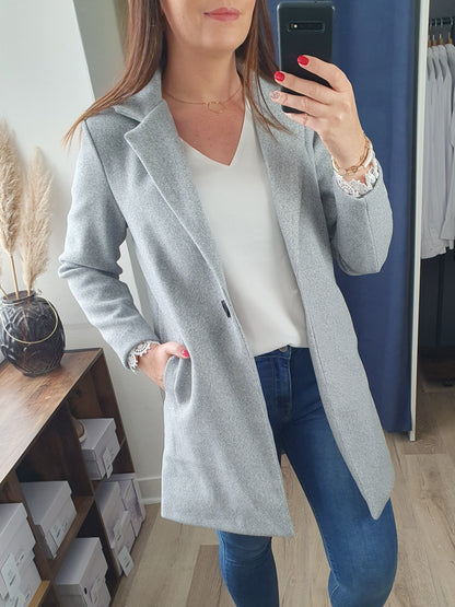 Blouse fluide blanche avec détails dentelle féminin chic