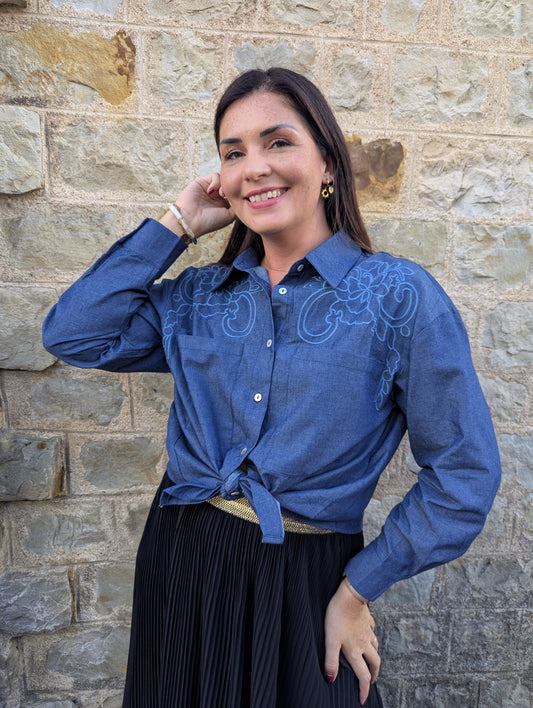 Chemise jean femme avec broderies fleurs devant