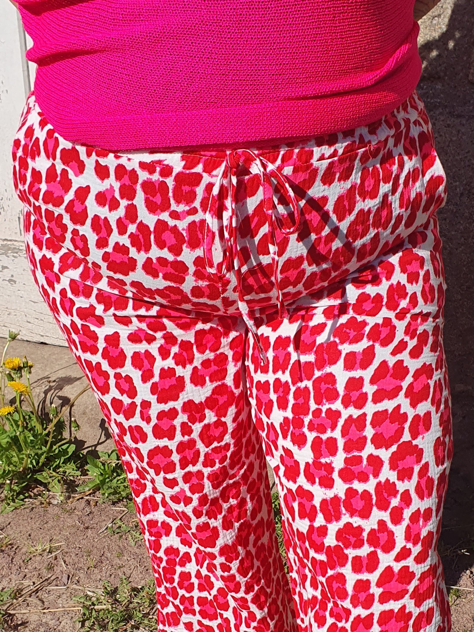 Pantalon gaze de coton rose fluo motif léopard grande taille