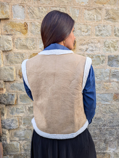 Veste sans manche suédine et mouton beige avec broderies