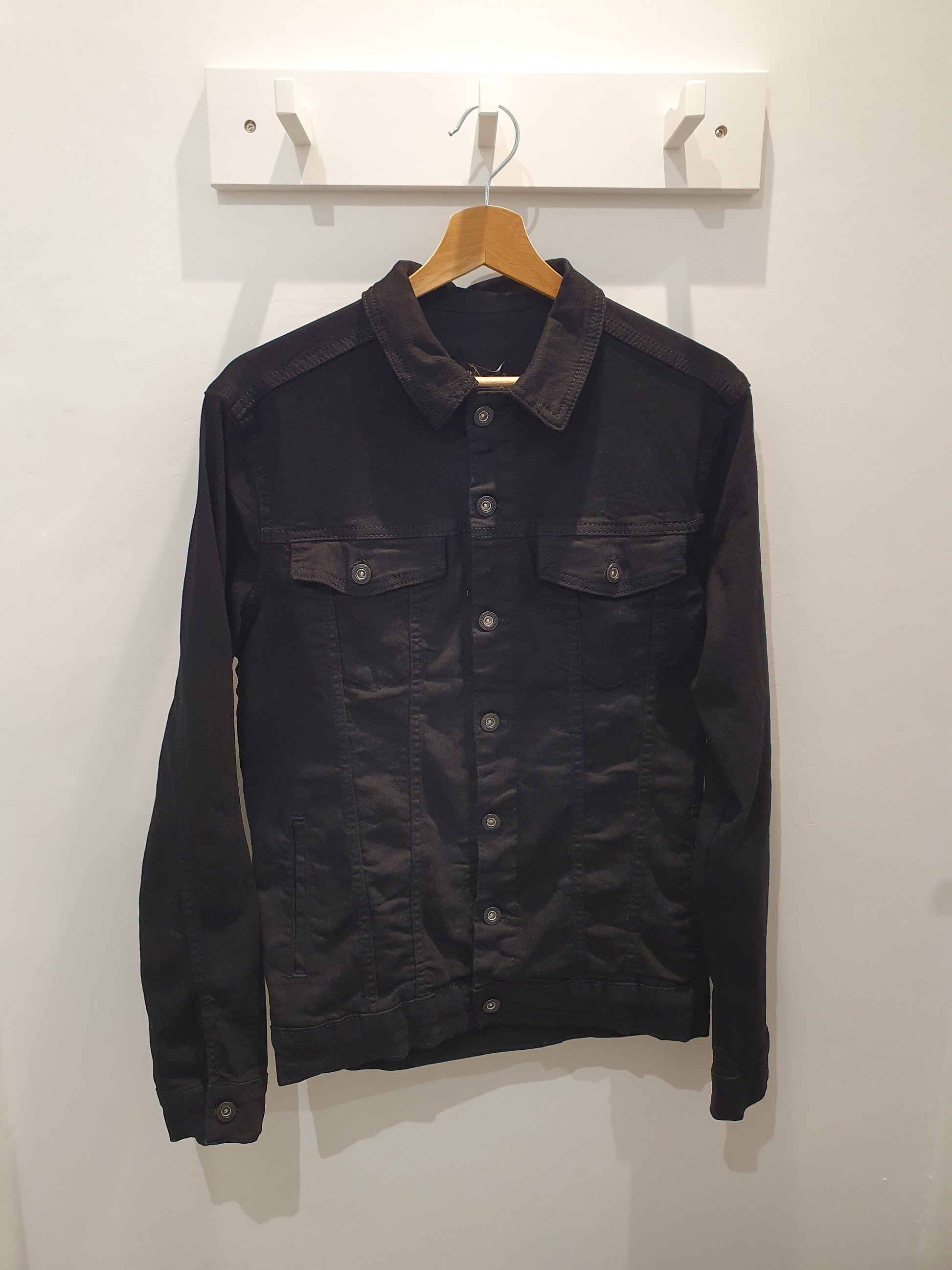 Veste en jean noire cintrée stretch moderne pour homme